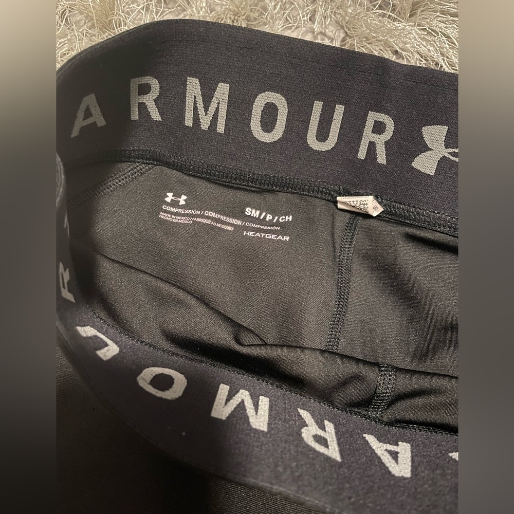 Under Armour 5” active gym / yoga shorts / bike shorts